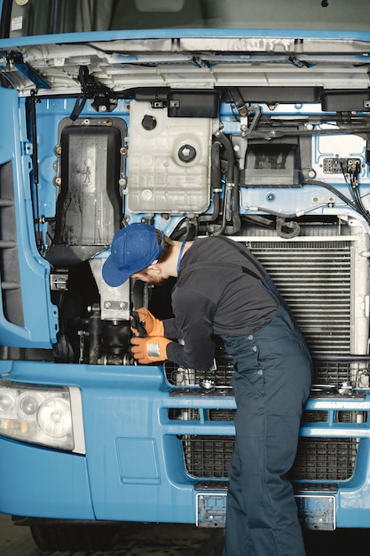Ile pali Scania na 100 km?
