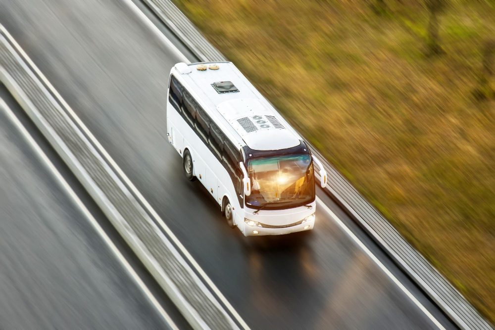 Ile os&oacute;b mieści duży autokar?